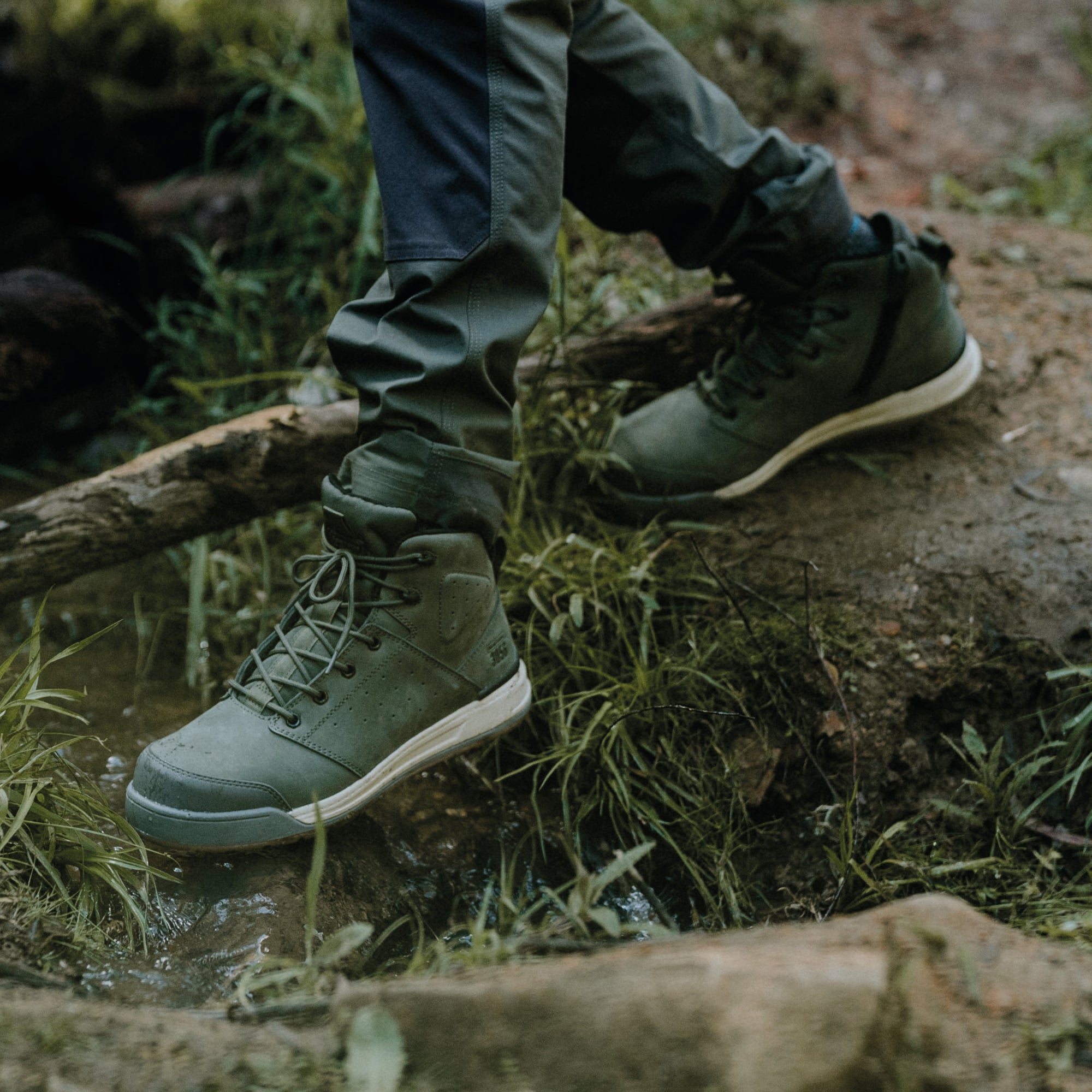 Hard Yakka 3056 INT Men's Composite Toe Static-Dissipative Puncture-Resisting Side Zip Work Hiker